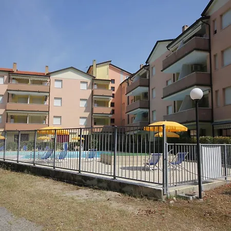 Comfy Flat In Rosolina With Shared Pool